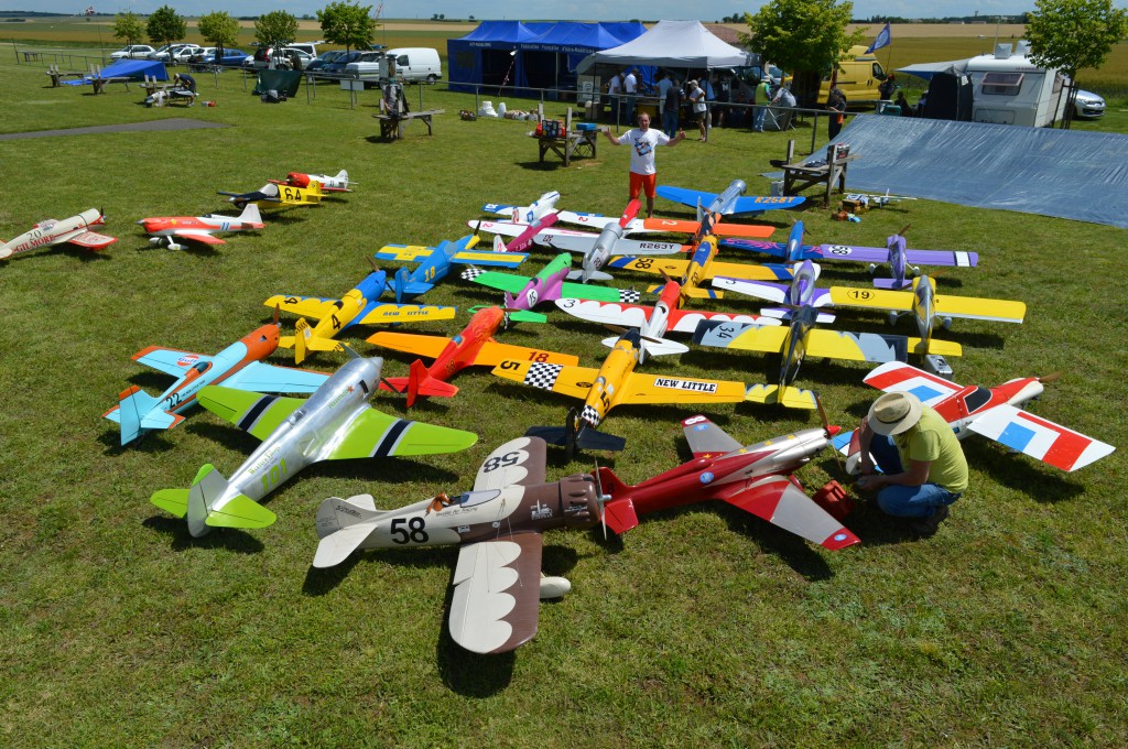 Après la traditionnelle  photo de groupe,  le top départ des courses est donné à 14h