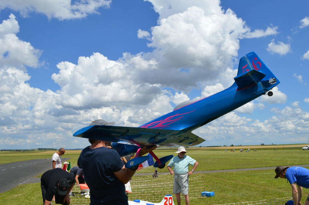 Le Racer bleu Métal est en Présentation aux Juges / Drapeaux