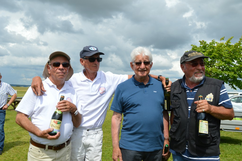 3 juges  avec christian notre  directeur de courses  (ici a droite )