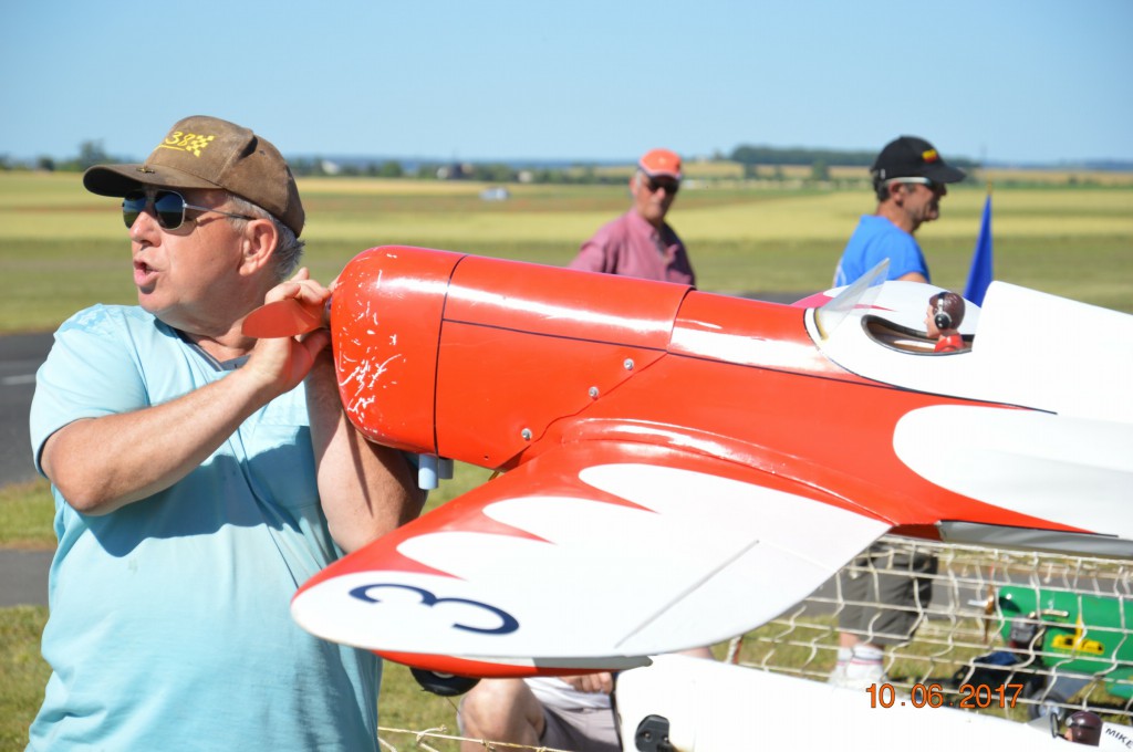 en présentation , le Gee Bee de P. Rousseau