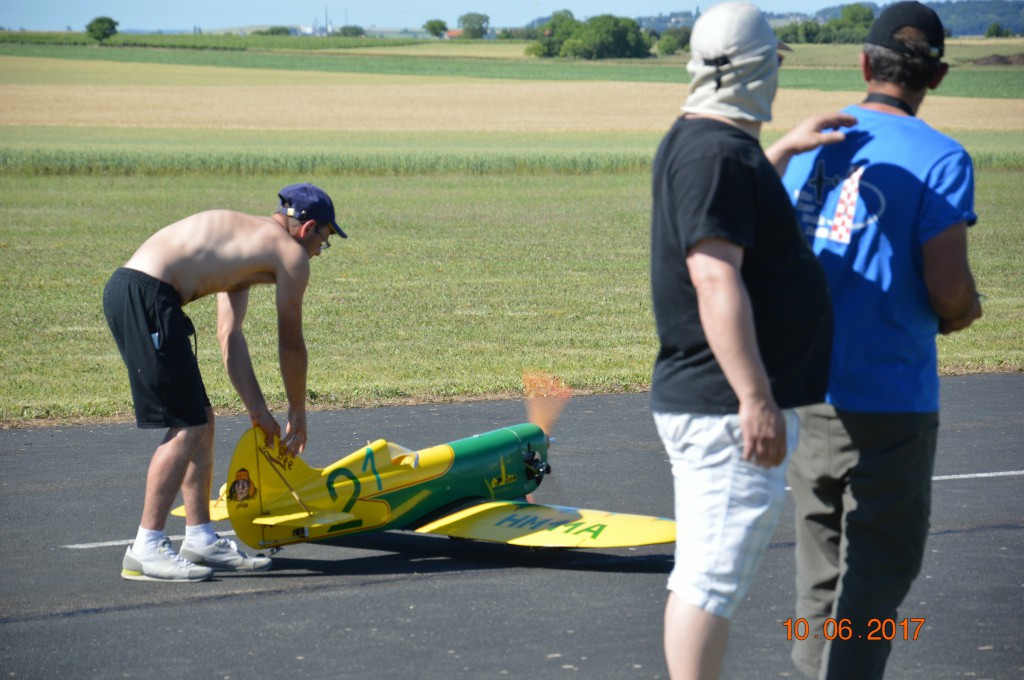 Dernier controle avant l'envol du Gee Bee de Dominique