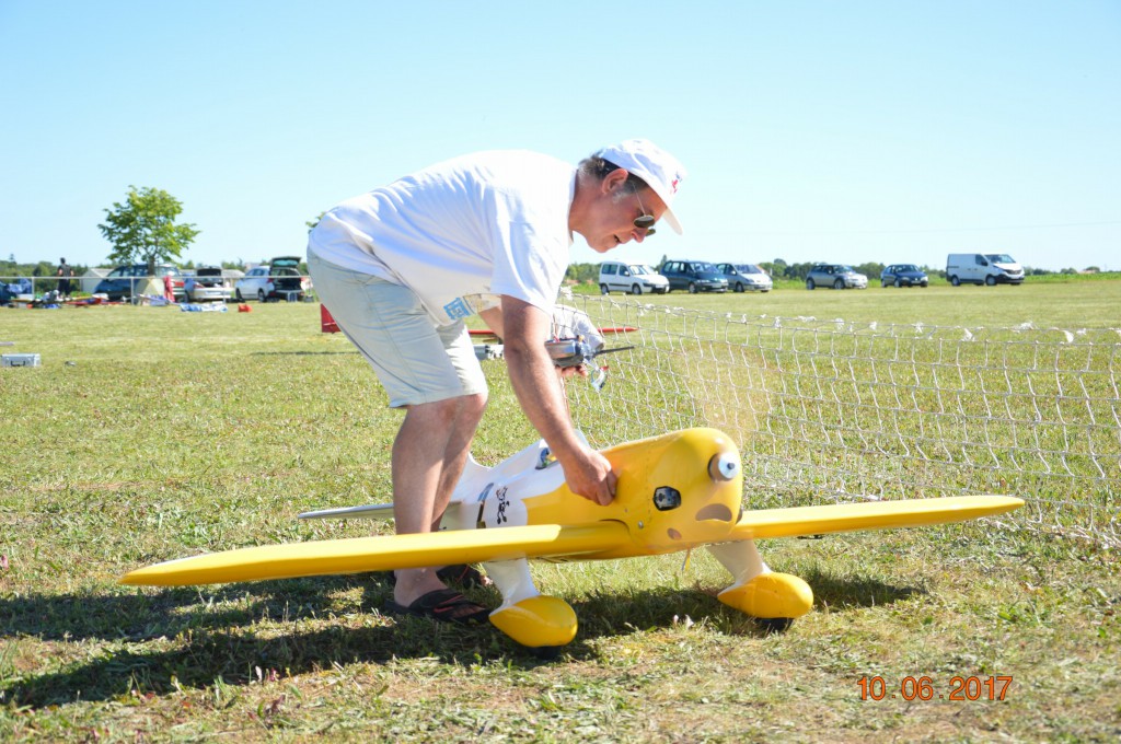  en visuel , Une Vis de capot se desserré