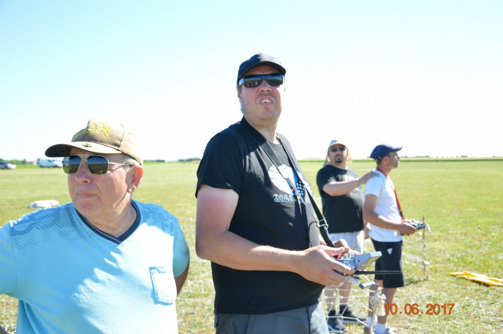 Regard des coachs vers les juges aux drapeaux