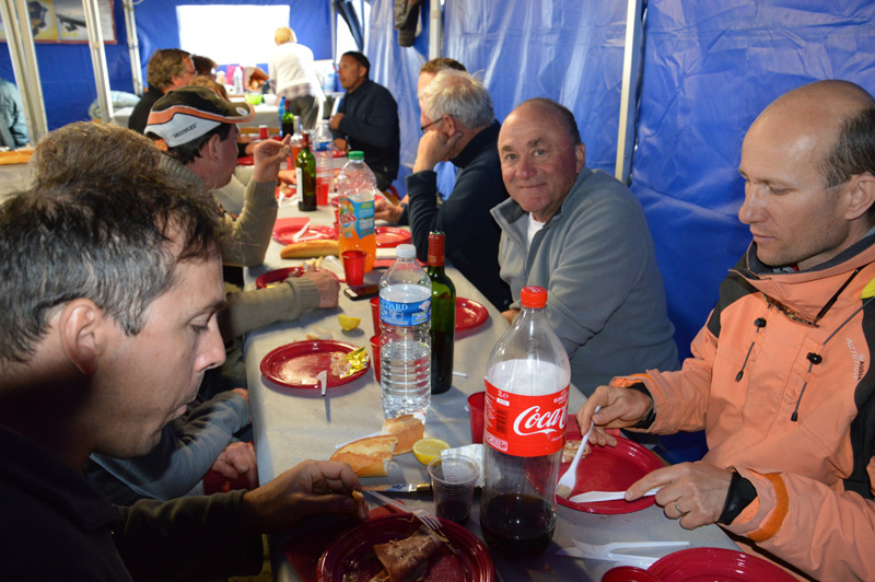 Pour les10 ans repas offert aux bénévols locaux pilotes et mécanos