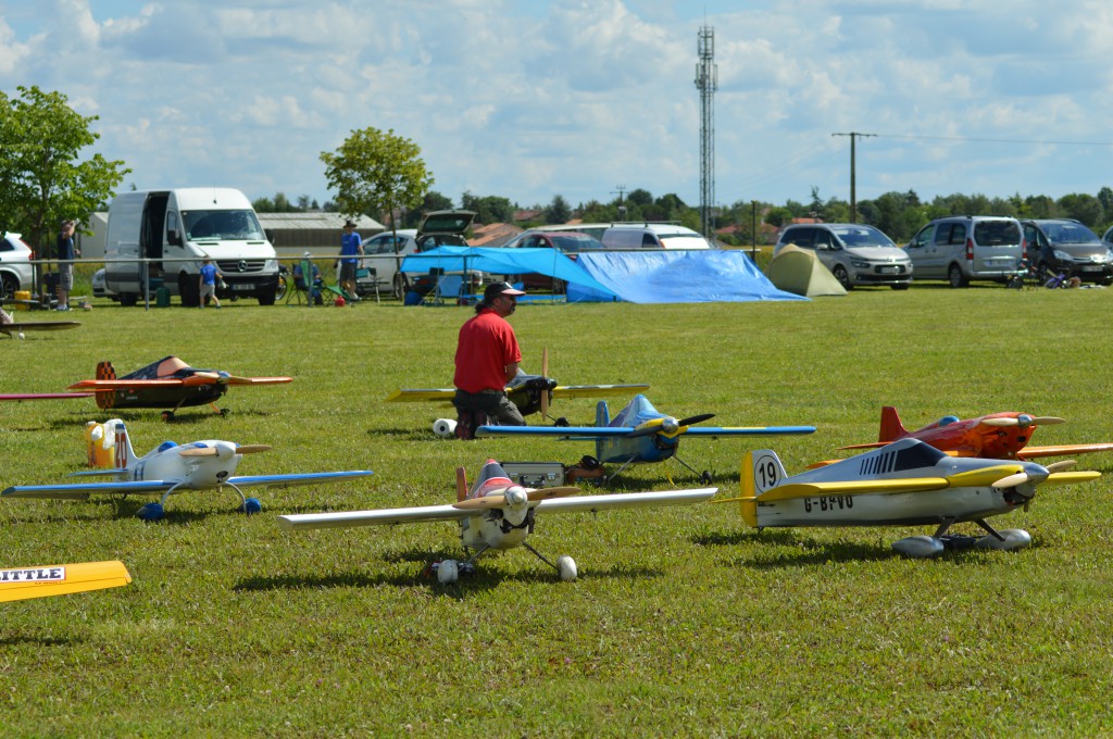 En arrière plan les modèles sont en attentes