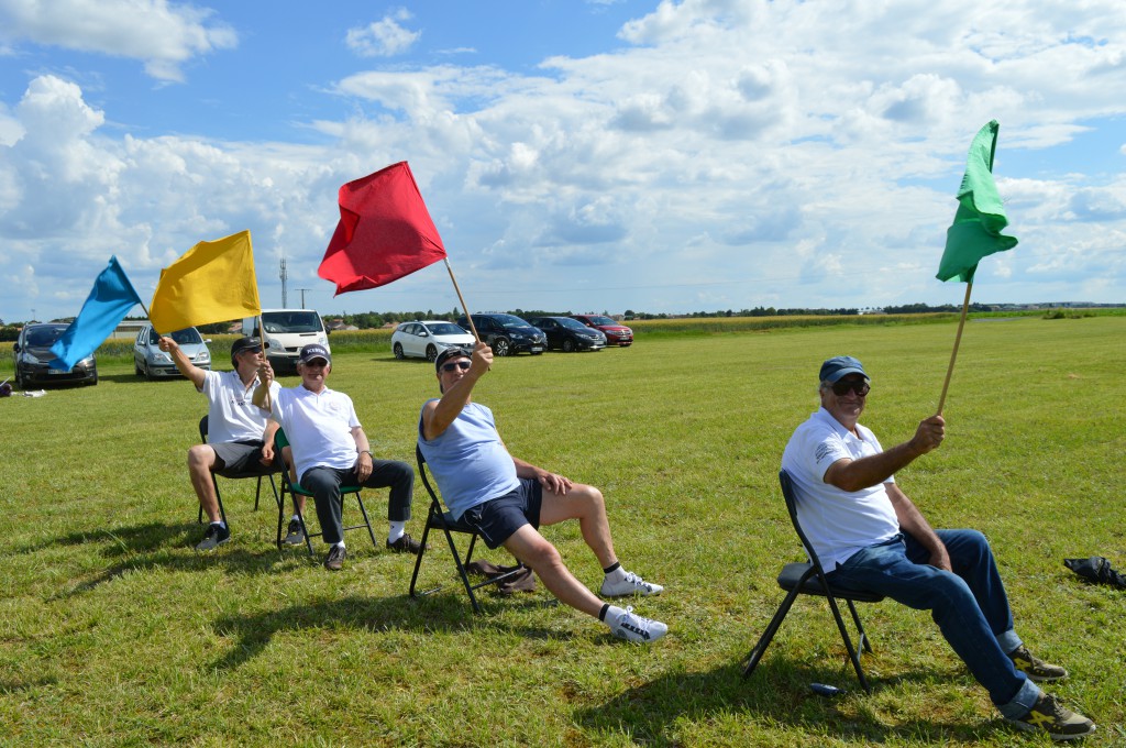 Les juges aux drapeaux au pylone de Gauche