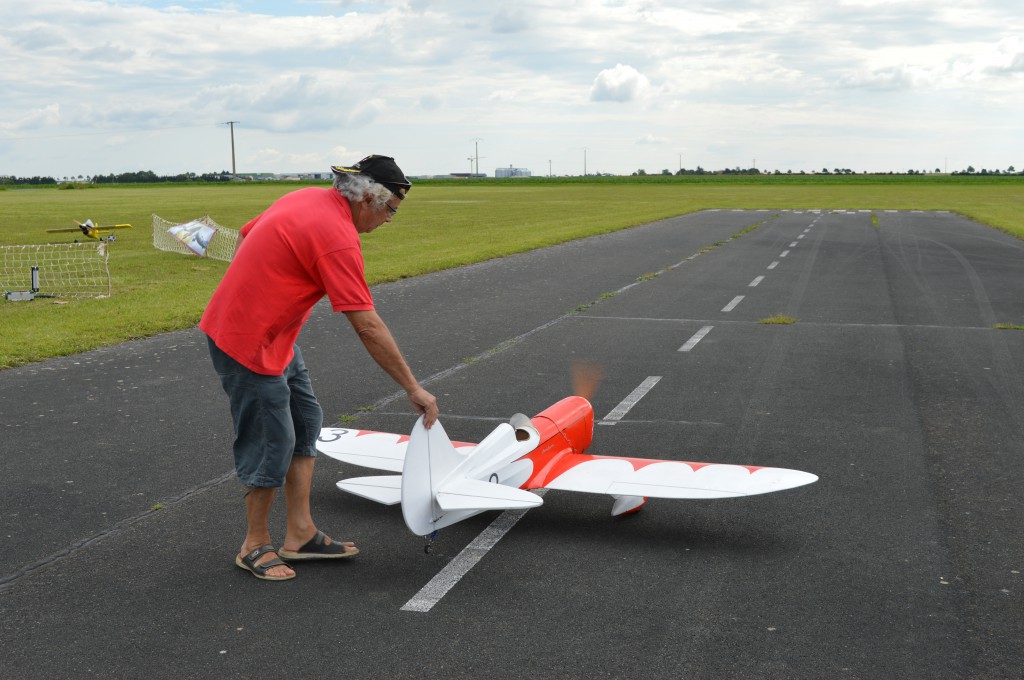 Pierre Clesse présente en piste  le Gee Bee Sportster de P .Rousseau