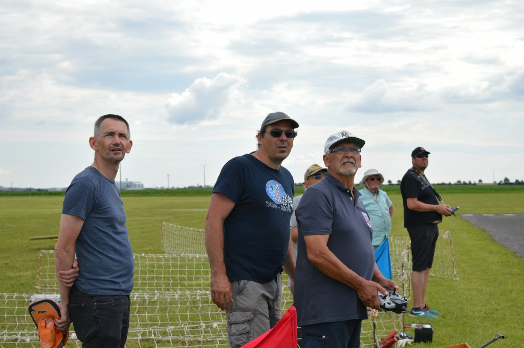 très concentré ... serge  Défié fait la grimace en serrant les dents