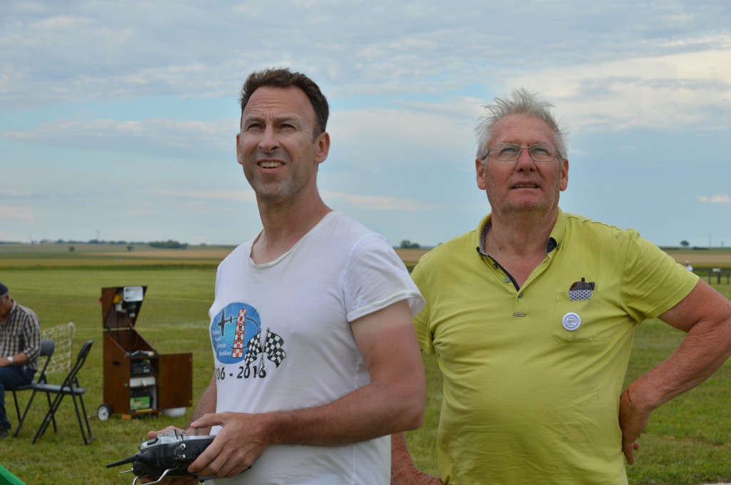 Tout le monde s'entraide  ici.... David et Jean Jacques  en  