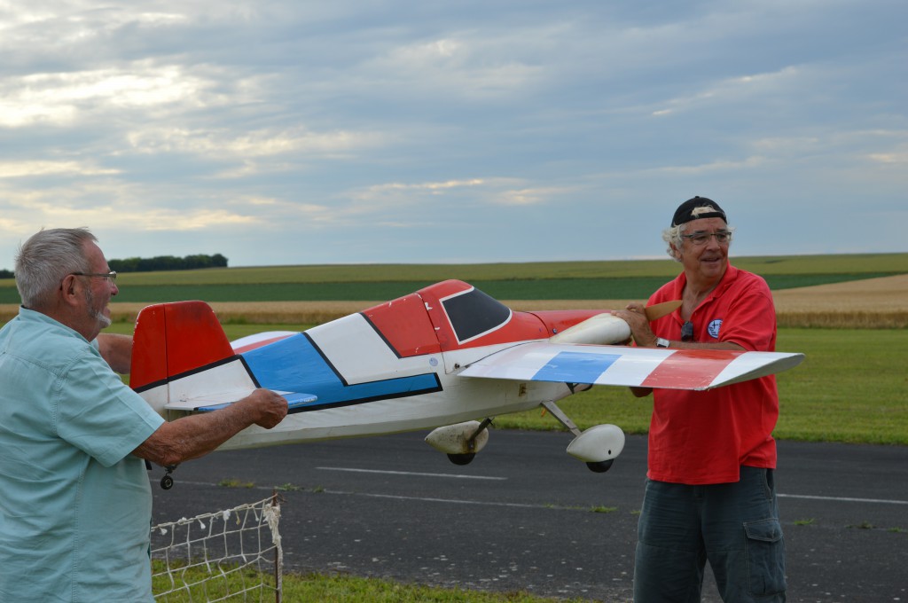Pierre Clesse  aidé de Claude Baudet présente aux juges son Cassutt