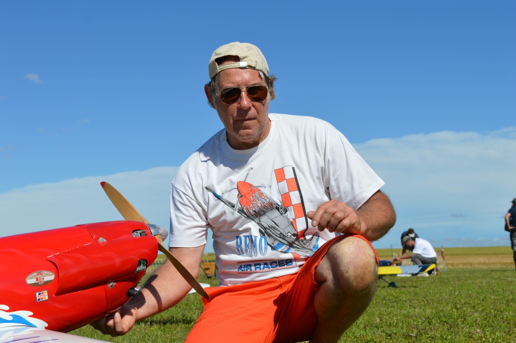 Patrick  vient de finir le remplissage du réservoir de Miss Réno