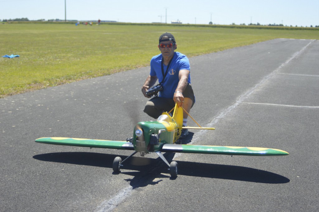 Dominique et son Gee Bee ( avion prété pour l'occasion par son Ami jean )