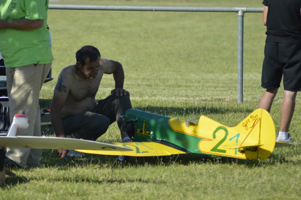 Maintenance de  l'hélice et 1servos de profondeur pour l'avion de Dominique
