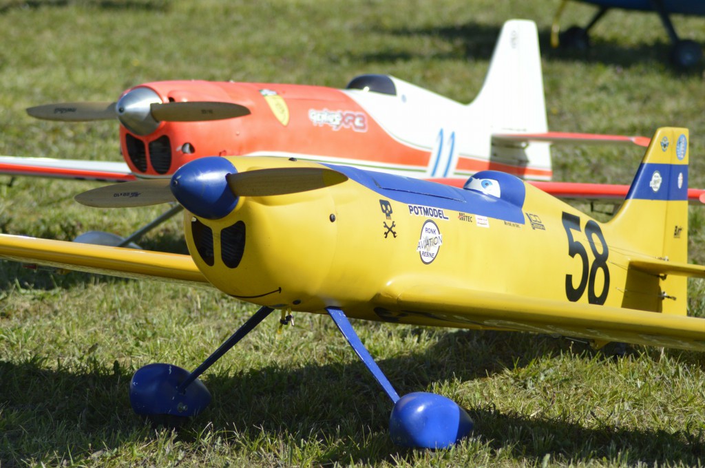  Cote à cote  le N°58 fait les gros yeux au  N°11  