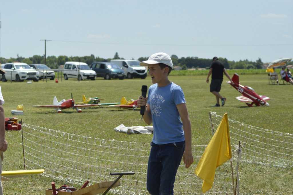 le jeune christophe appel les pilotes au démarrage des moteurs