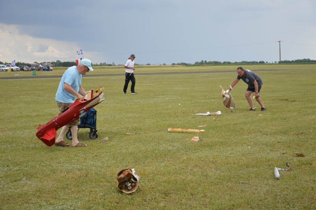 Le Gars avait tout prévu , caddy pour ramasser  les morceaux ...