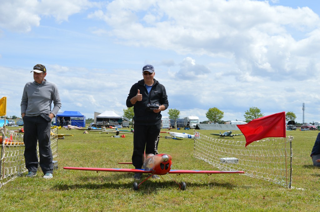 Laurent Bardy  au départ / avion rouge .. drapeau rouge ...