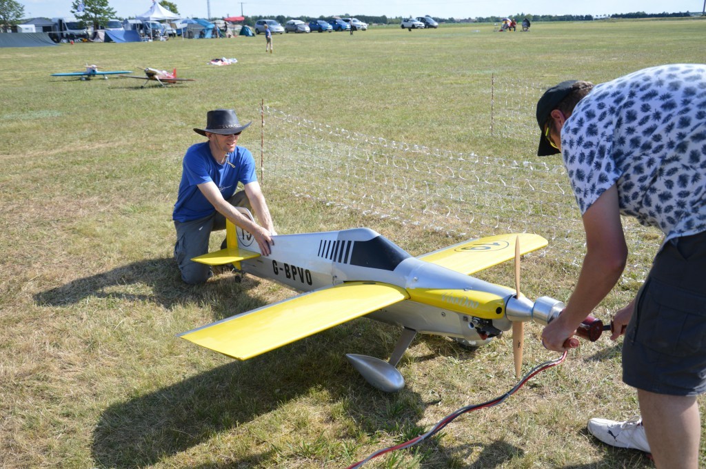Eric assure la securité lors du démarrage moteur