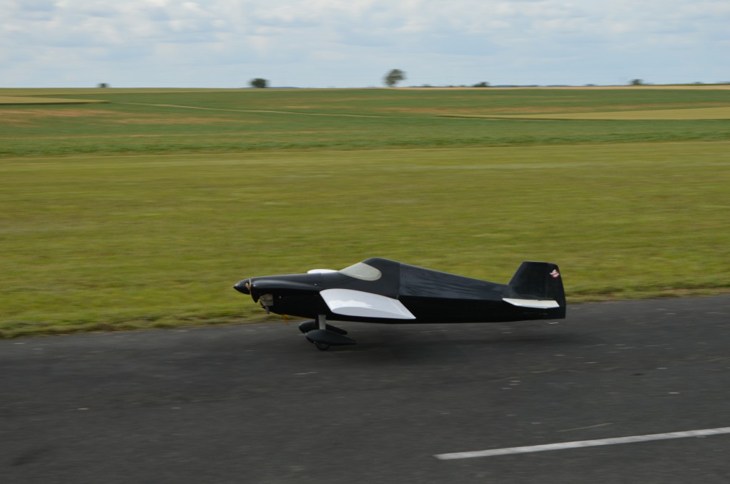  Suite à des problèmes d'allumage moteur le Cassutt N°34  c'est vue cloué au sol  