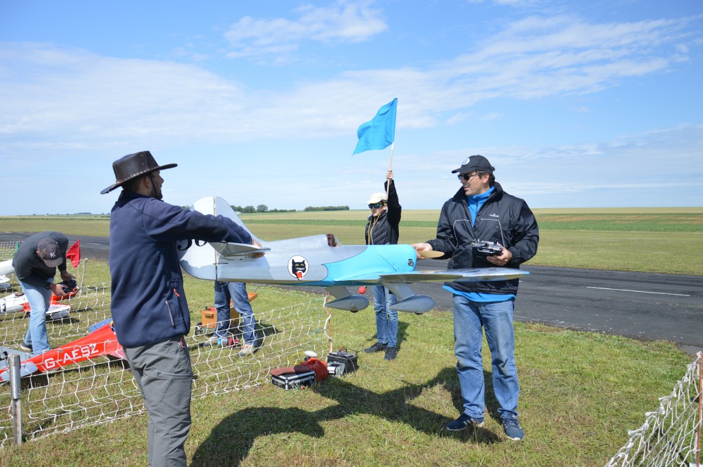 Vincent Colas .. Drapeau Bleu ...en présentation de son gee Bee 