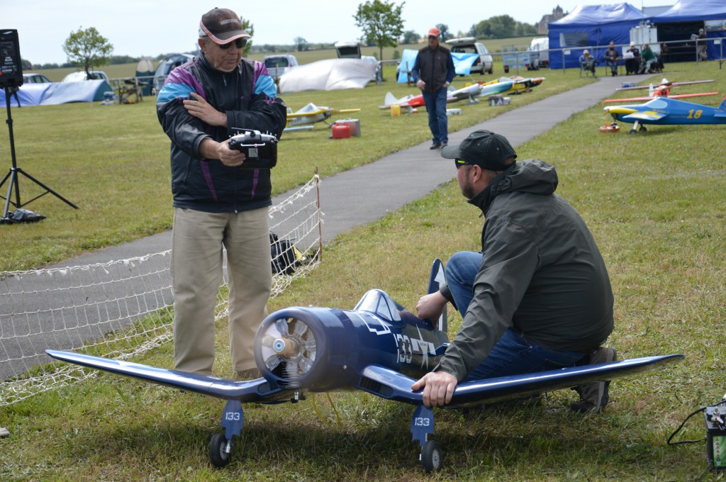 En préparation dans son box le corsair F4U