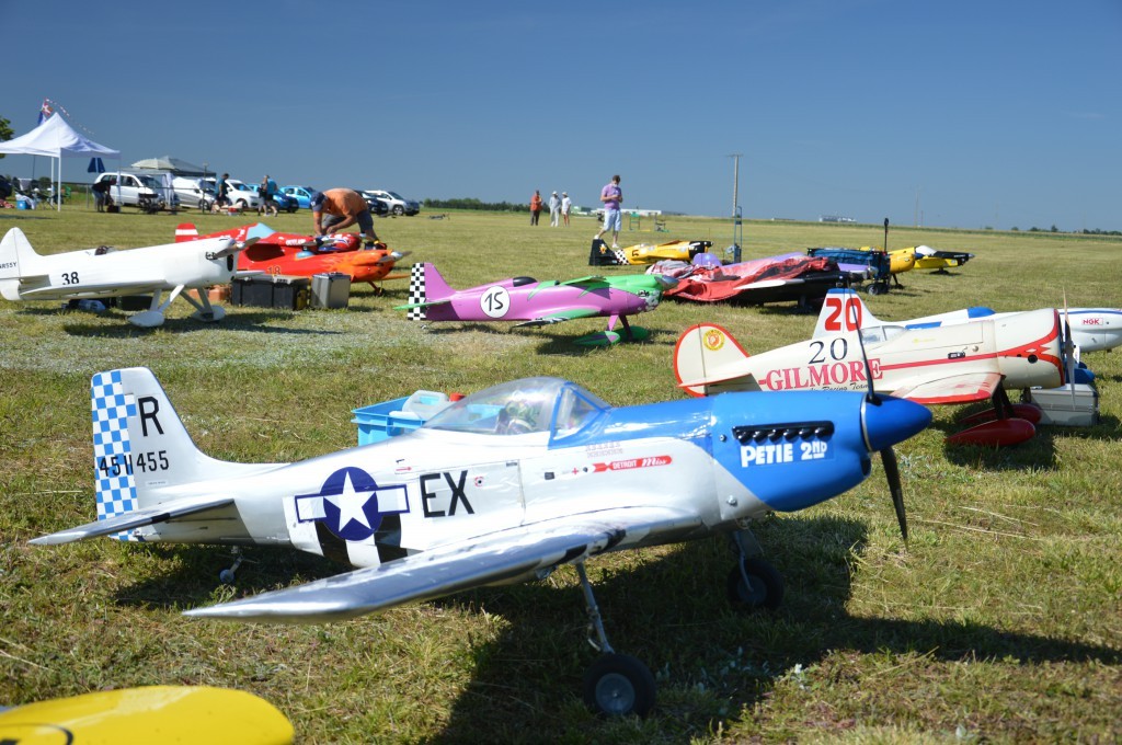 Petit nouveau cette année , le P51D de Pierre yves Brault