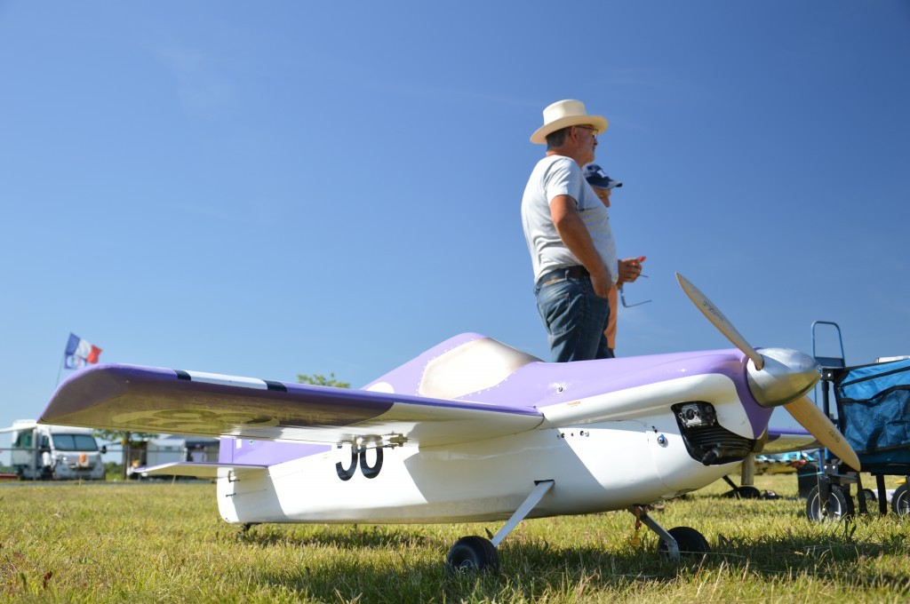 Toujours présent le Cassutt  au fuselage Fibre de  G.Watelet