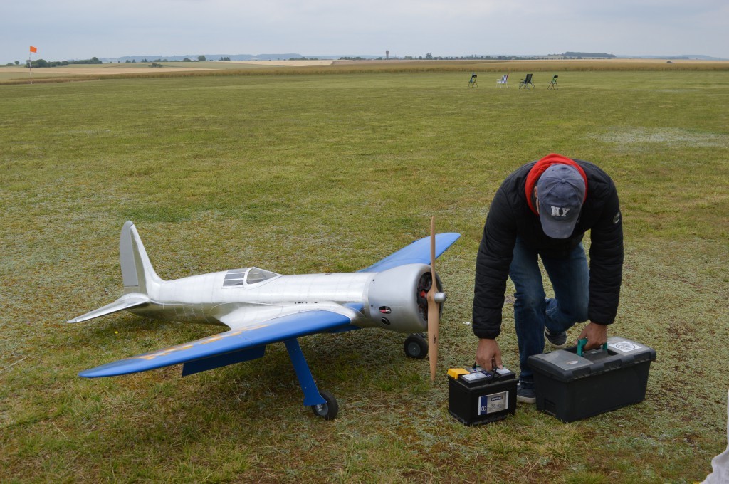 Laurent nous prépare l'oiseau de fer pour un vol de démo ...