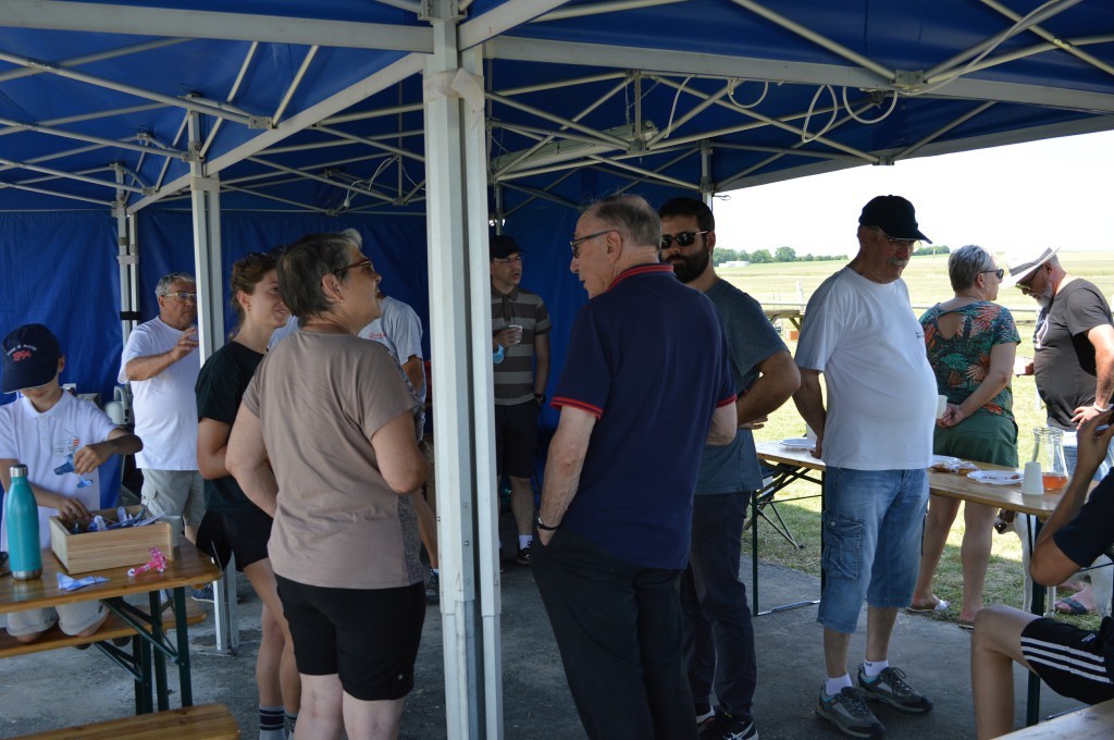 Apéritif avec ces dames ... SVP