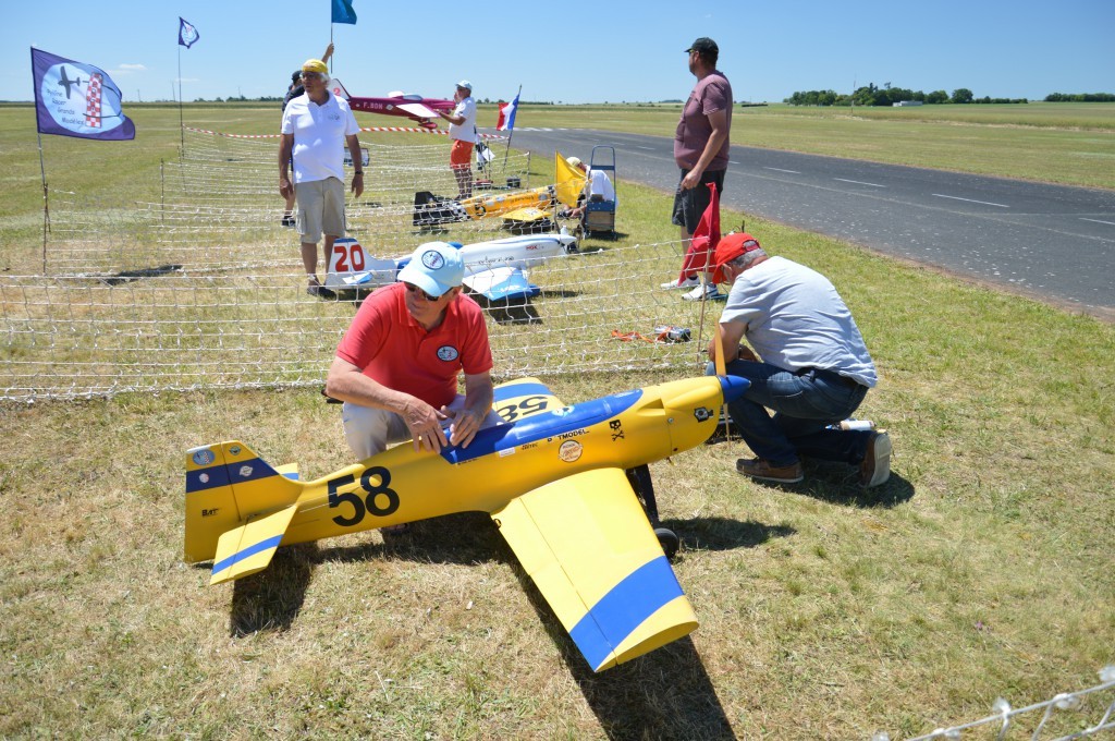 Au fond , presentation aux juges du Shoestring et attribution du drapeau bleu