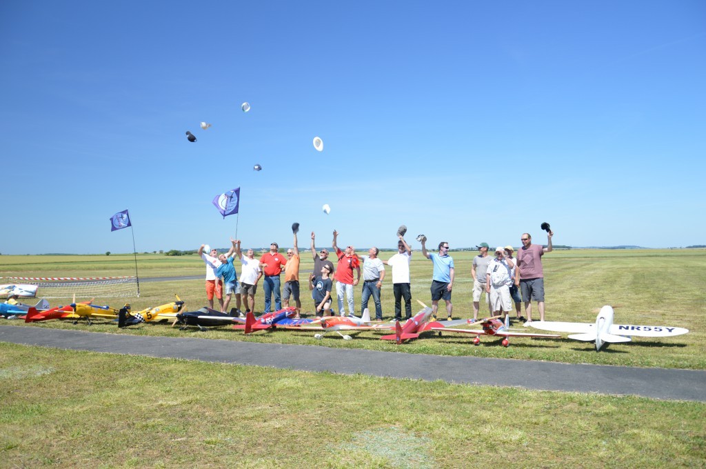 Dimanche , Lancé de casquettes