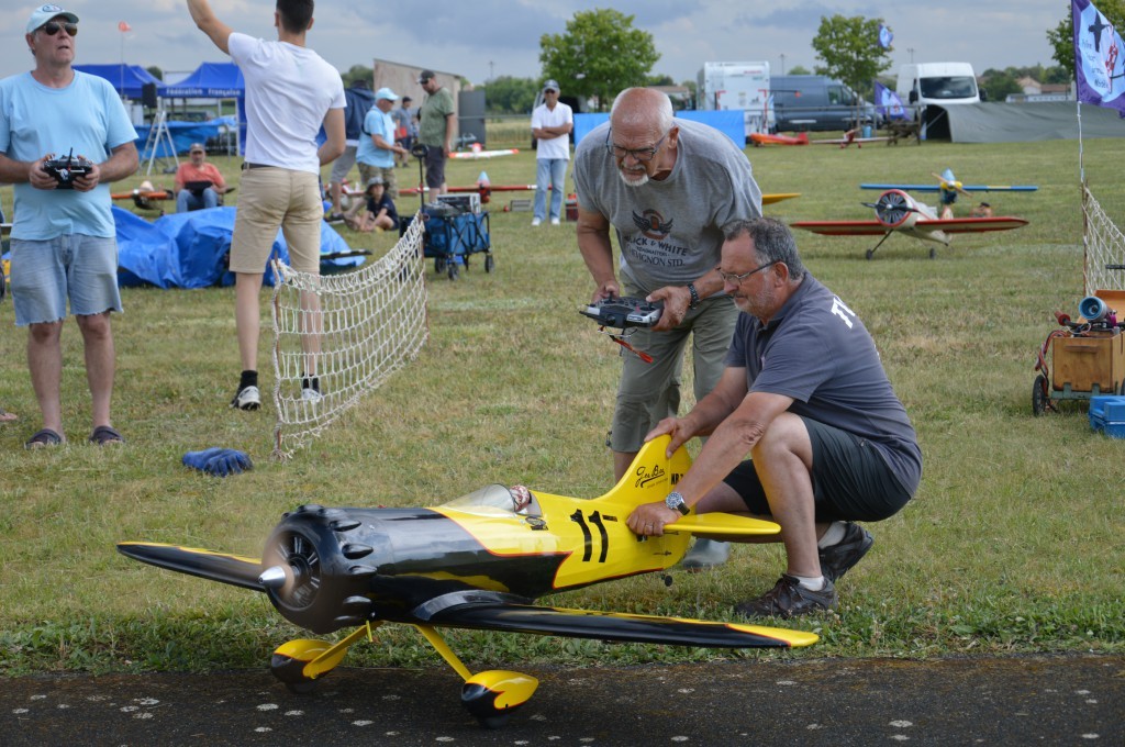 Le Gee Bee Y de serge defie était Blanc et rouge ...