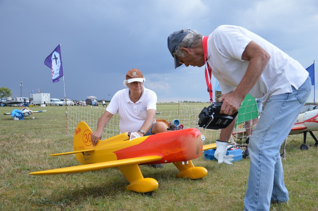 Hervé  démarre le moteur de son Gee Bee  à la main