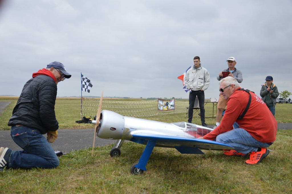 Démarrage  du moteur à la main .