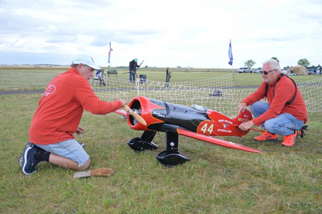 Lancement  de l'Hélice à la main 