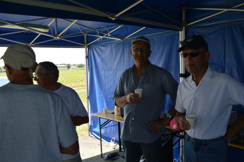 Après cette matiné bien chaude , Claude a bien mérité son apéro
