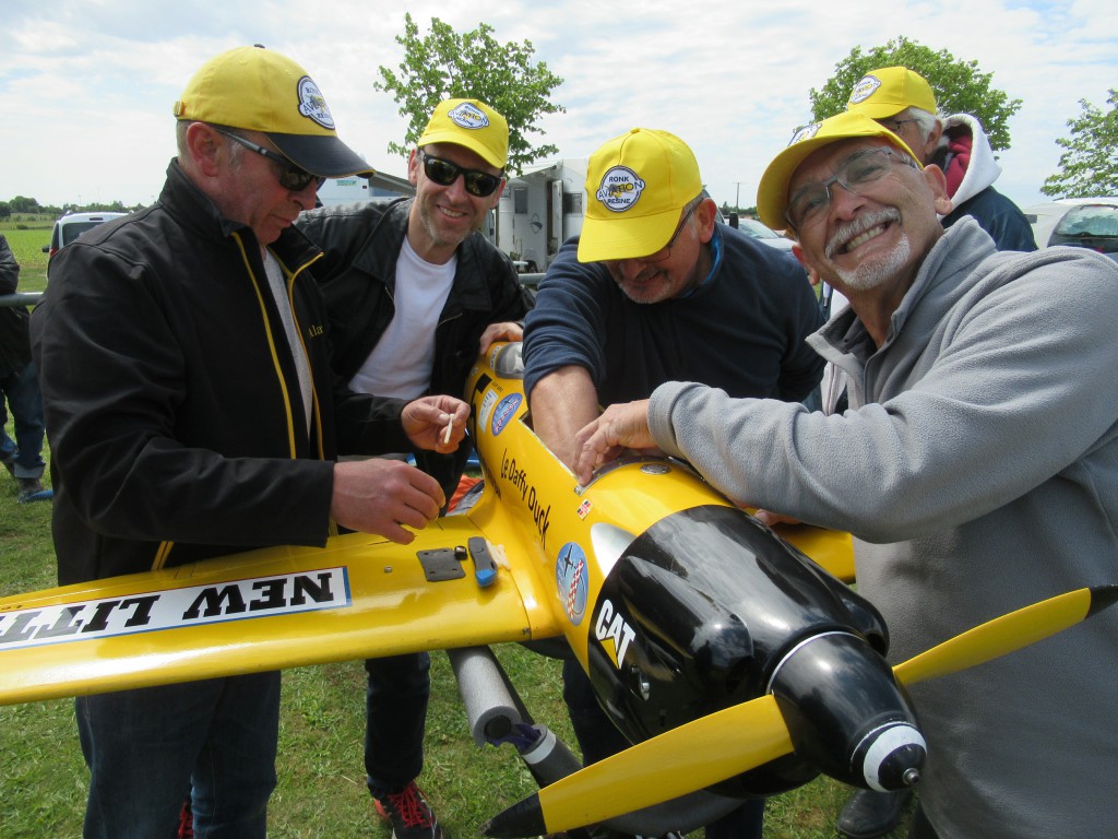 Le Team RONK des casquettes jaunes 