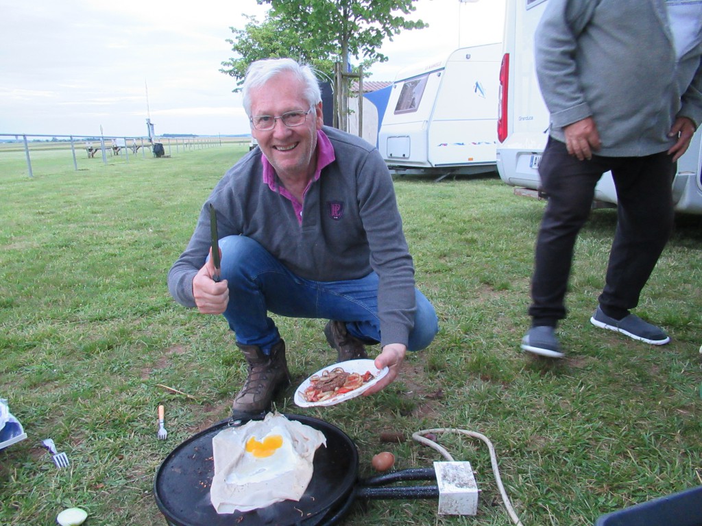 Soirée Crèpe .. Jean Jacques Ovrel fait sa mixture ...