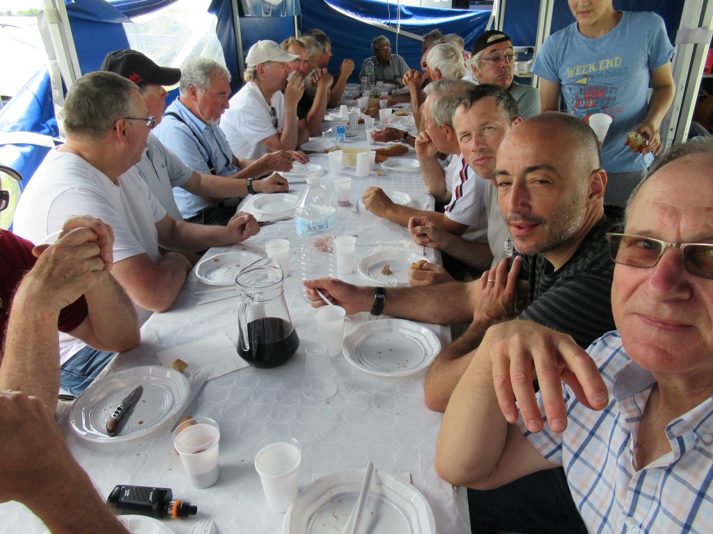 sous un autre angle  , bénévoles ,Juges , pilotes , Mécanos ...