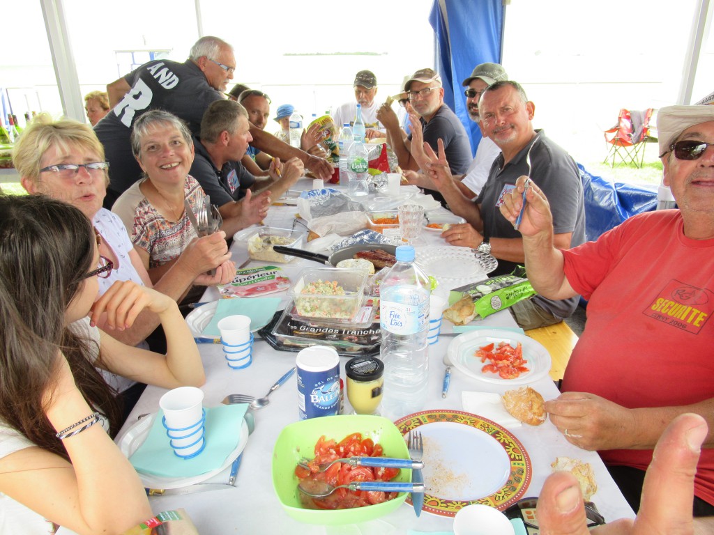tres bonne ambiance pour ce repas final du dimanche midi